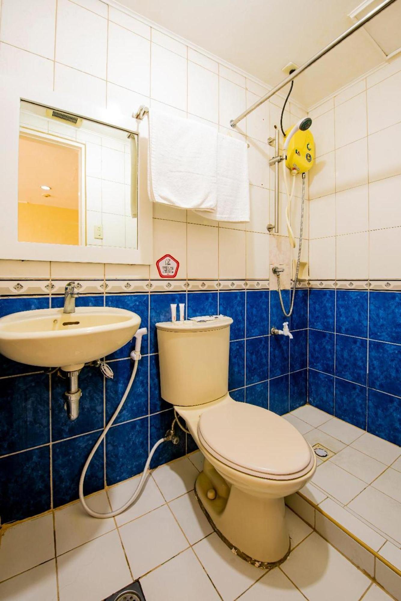 Oyo 115 Northridge Mansions Hotel Quezon City Bagian luar foto